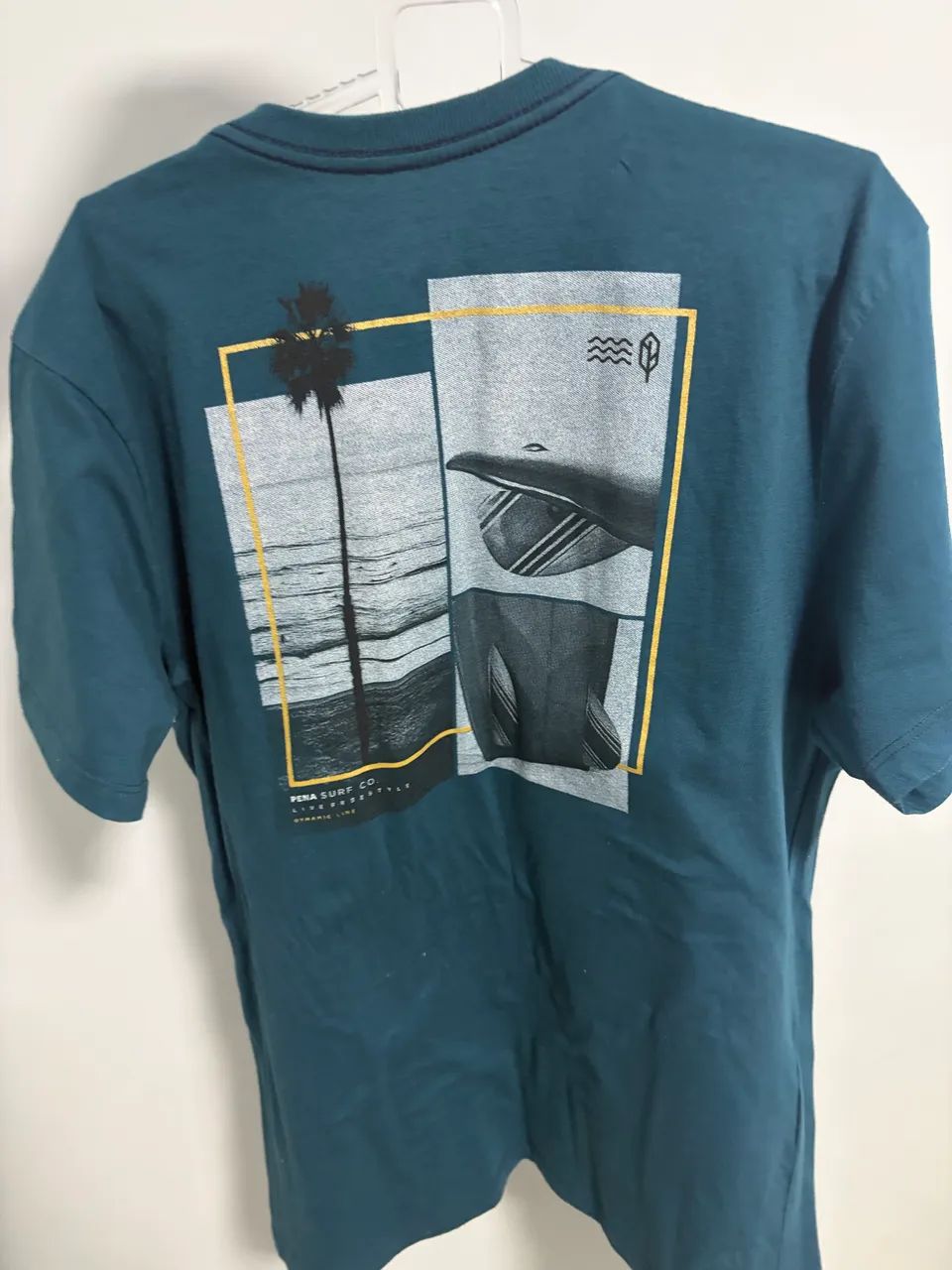 Camiseta pena com estampa atrás