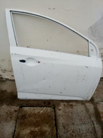 Porta dianteira direita hb20 com detalhe