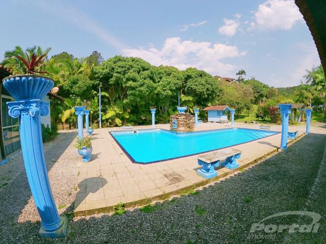 O sítio possui quadra de futebol, piscina, salão de festas com capacidade para 150 pessoas