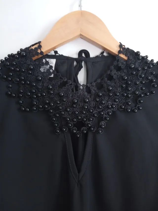 Blusa Preta com aplicações na gola, tamanho M (NOVA) - Foto 3