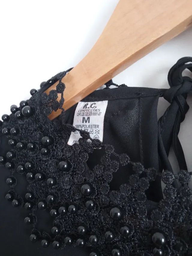 Blusa Preta com aplicações na gola, tamanho M (NOVA) - Foto 4