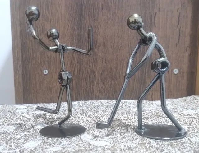 Esculturas-miniaturas decorativas esportivas.