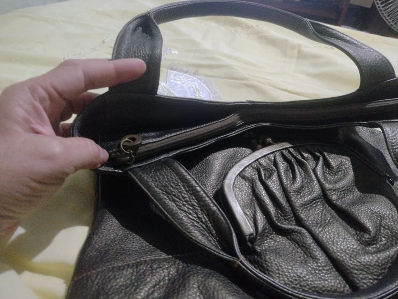 Bolsa de Ombro em Couro meio verdiada - Foto 3