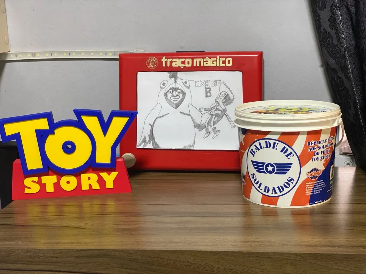 Traço mágico e balde de soldados toy story 