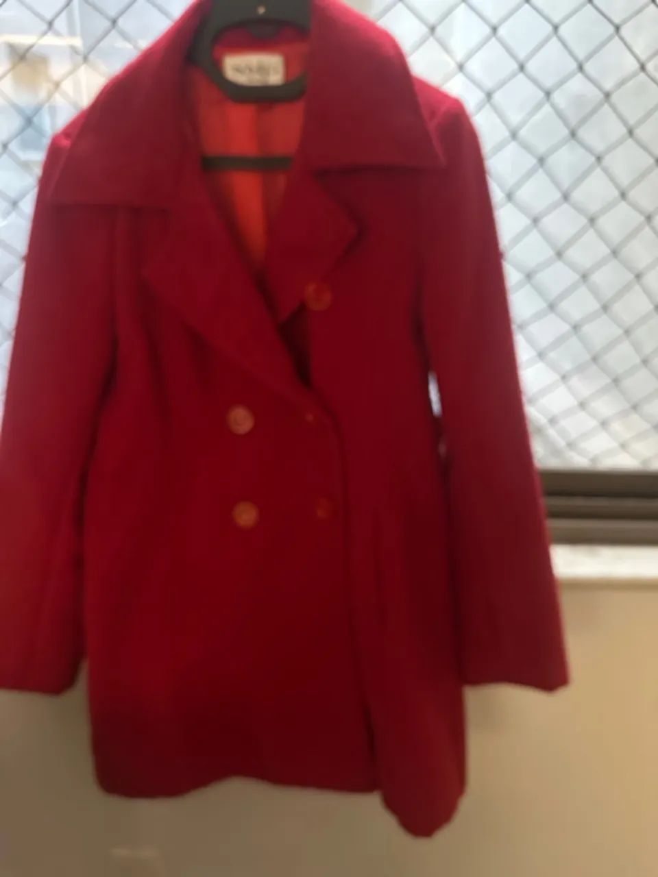 Casaco vermelho elegante que aquece bastante