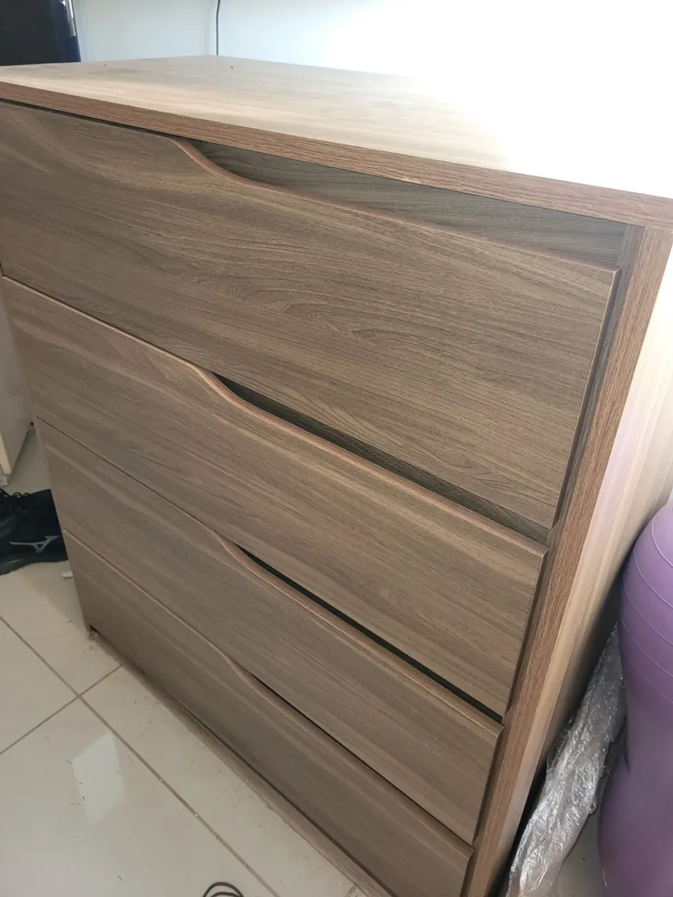 Cômoda moderna com gavetas espaçosas