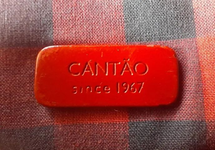 Bolsa em lona de algodão xadrez e couro natural, da marca carioca Cantão