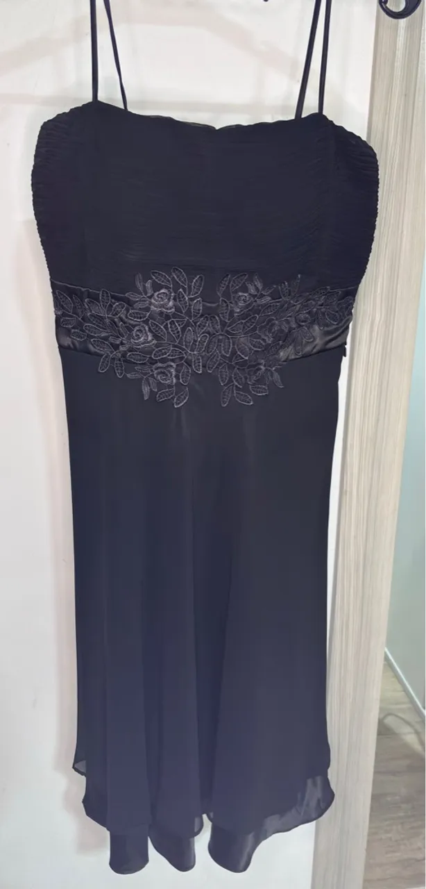 Vestido Preto Elegante com Detalhes Bordados