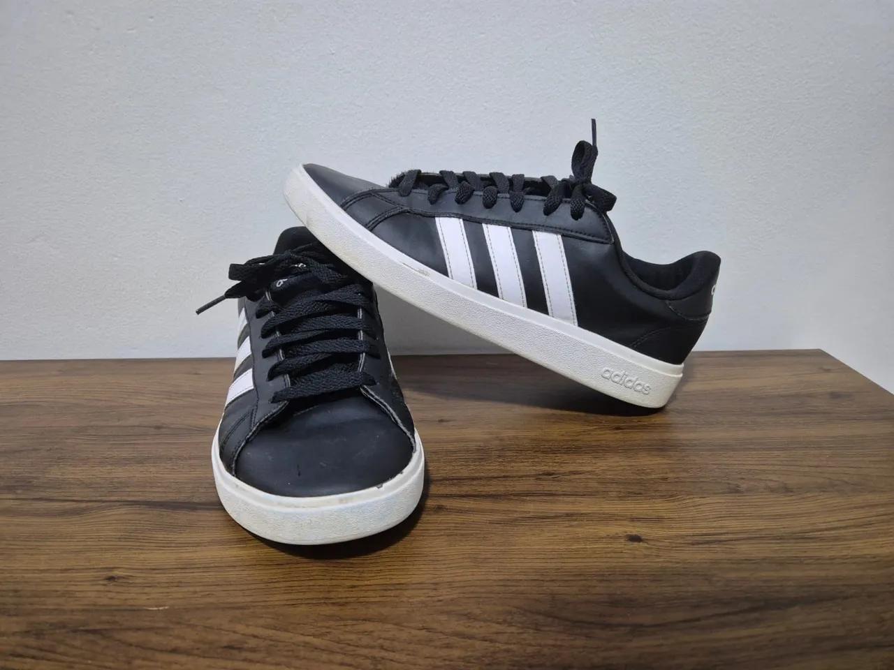 Tênis Adidas Grand Court - Preto com branco