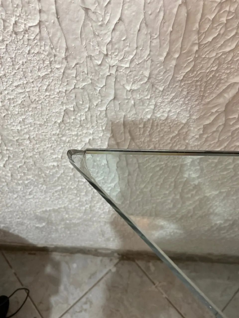 Mesa de canto com tampo de vidro e estrutura elegante - Foto 2
