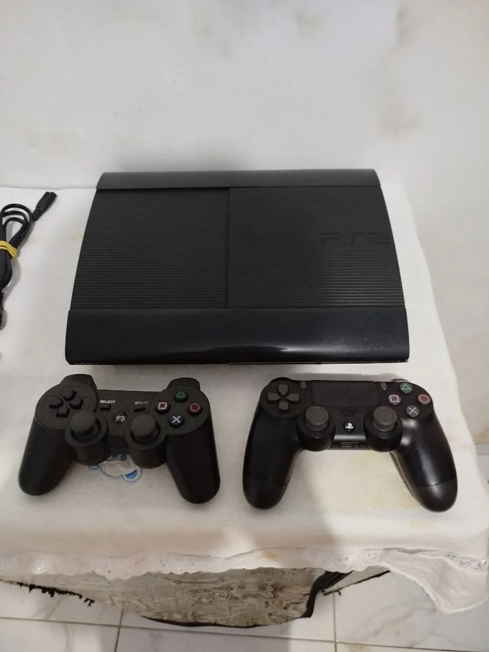 Playstation 3 + 3 Controles um é de ps4