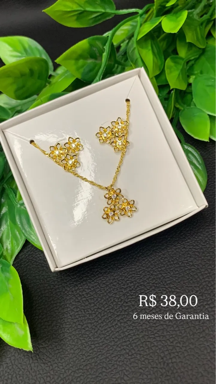 Conjunto de colar e brincos florais dourados