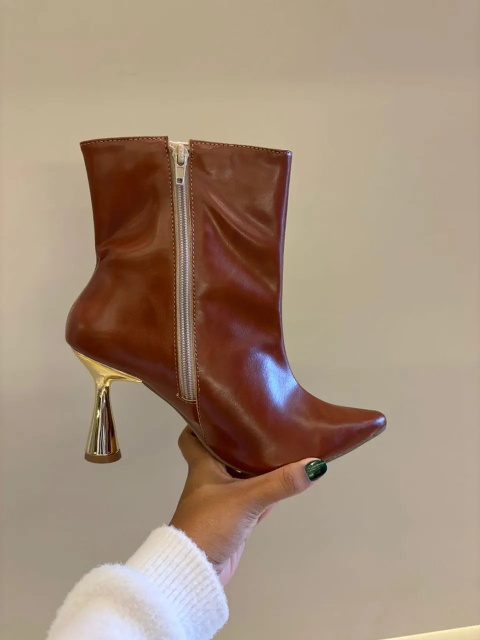 Bota Feminina Marrom com Salto Dourado