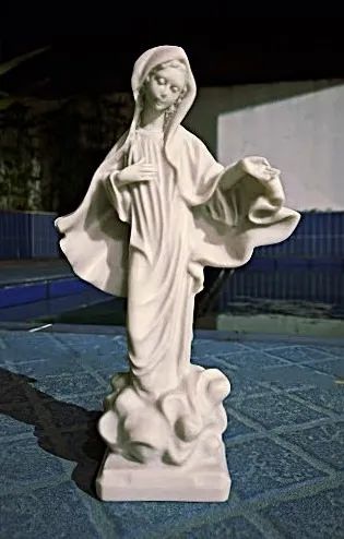 ESCULTURA MÁRMORE GREGO BRANCO, NOSSA SENHORA DA PAZ; PEÇA ÚNICAASSINADA, 23 CM ALTURA: 