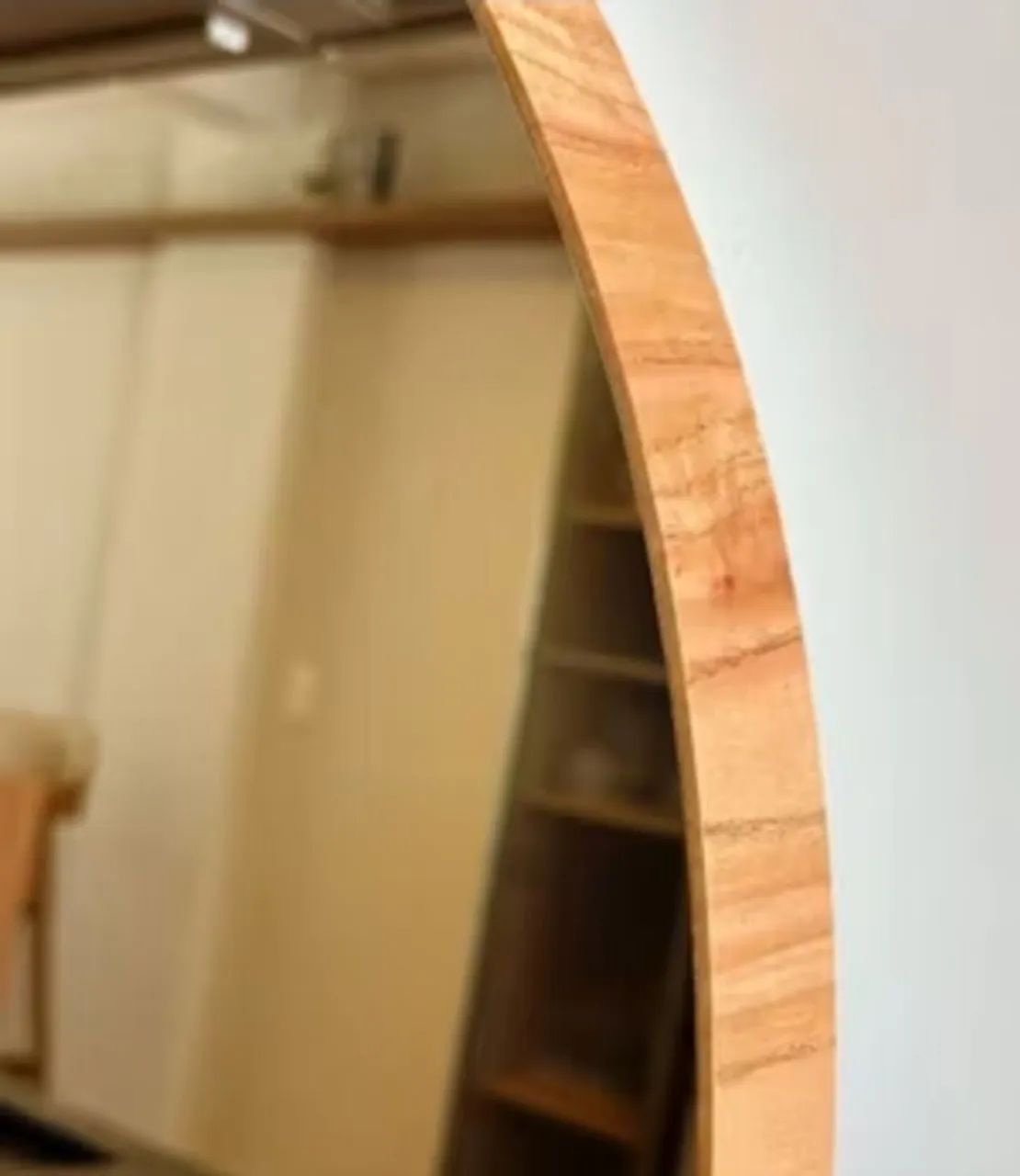 Espelho com borda de madeira. inclui kit de instalação  - Foto 2