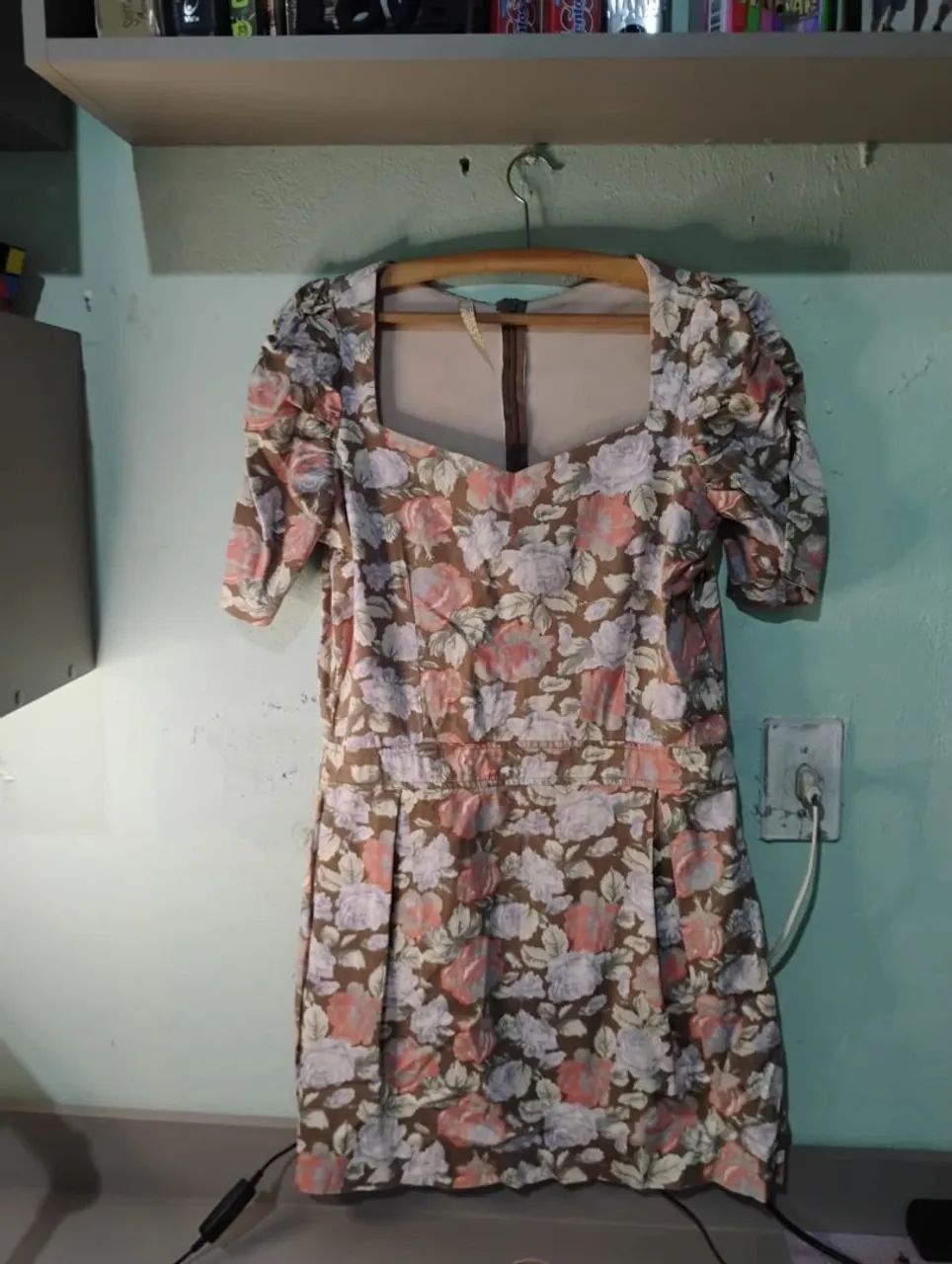 Vestido floral vintage com mangas bufantes