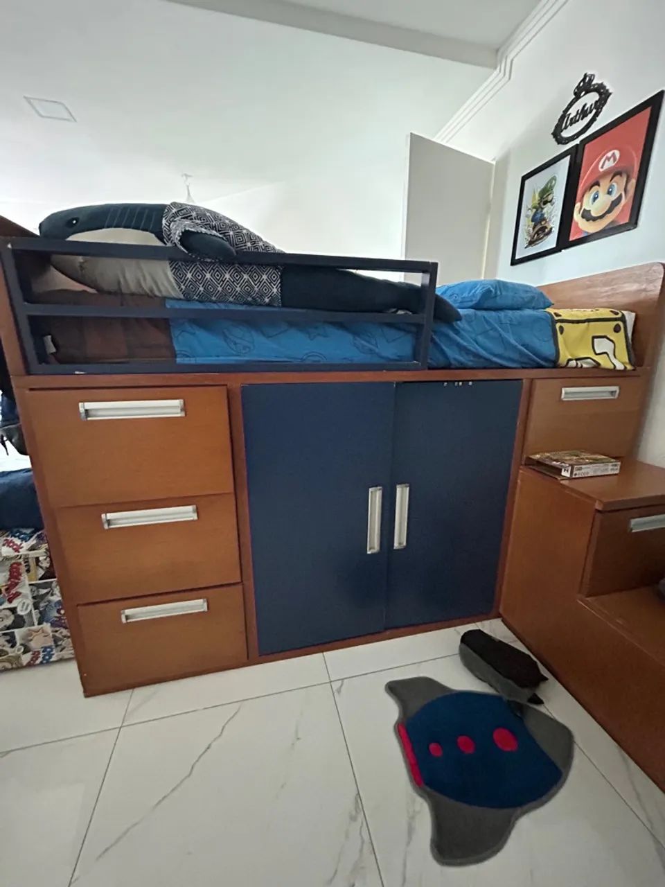 Cama de solteiro com estrutura em madeira  e detalhes em azul - Foto 2