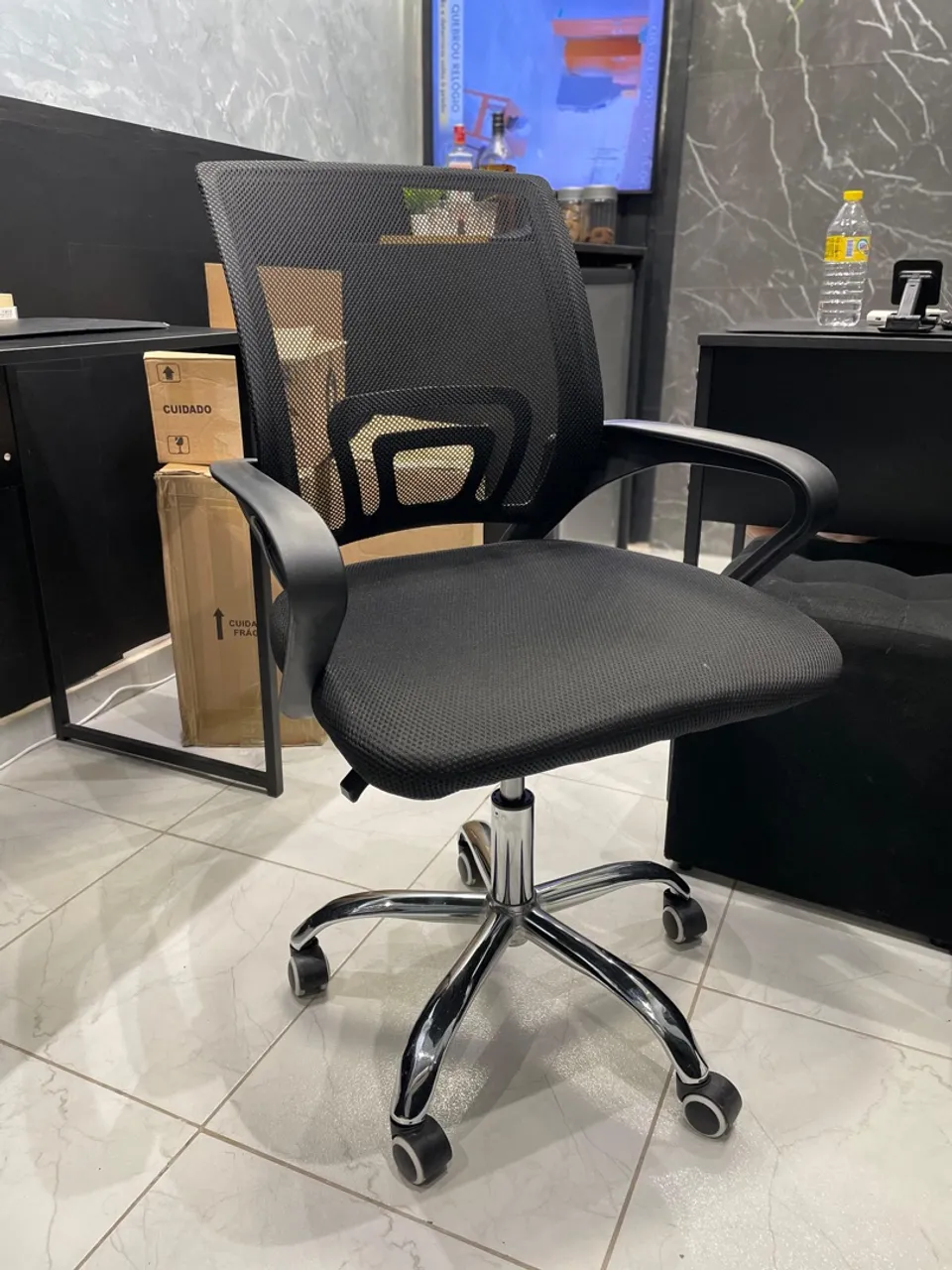 Cadeira de Escritório Ergonômica Preta - Lacrada