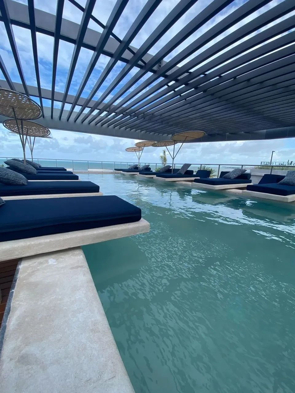 Flat frente rua com piscina privativa no incrível, pé na areia, Setai Aquamaris, João Pess