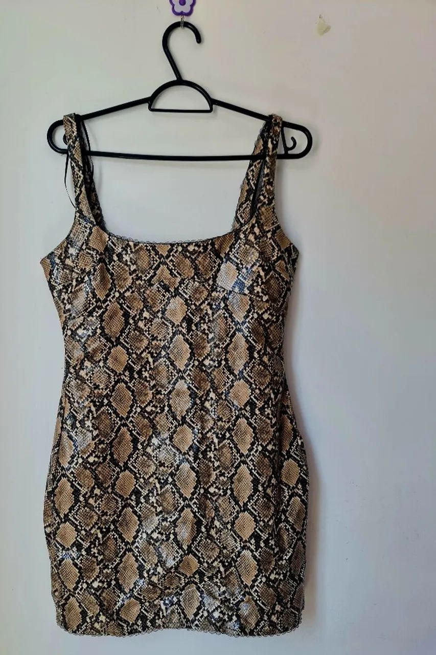 Vestido de couro com estampa de cobra Zara 