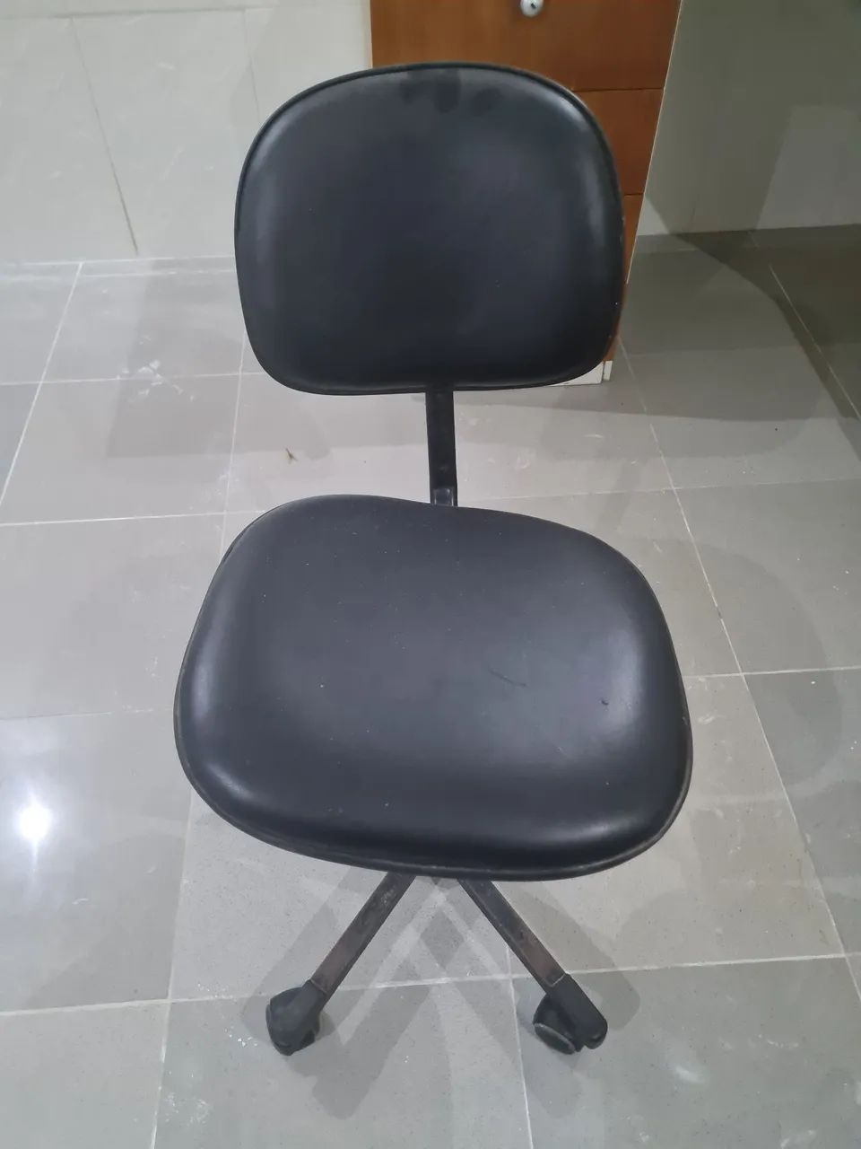 Cadeira de escritório preta simples