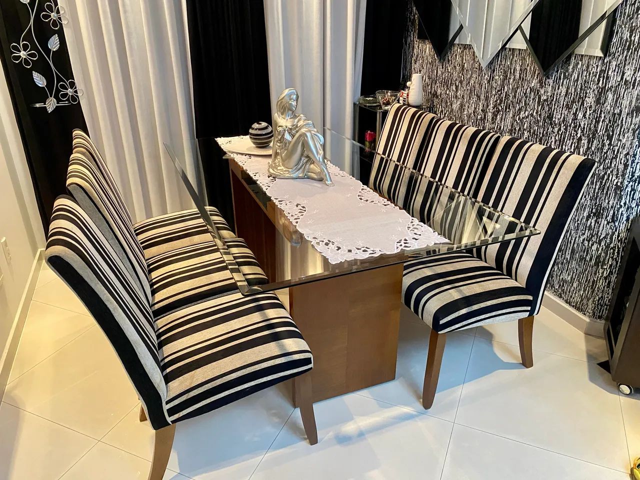 Mesa de 1,80 com seis cadeiras. - Foto 2