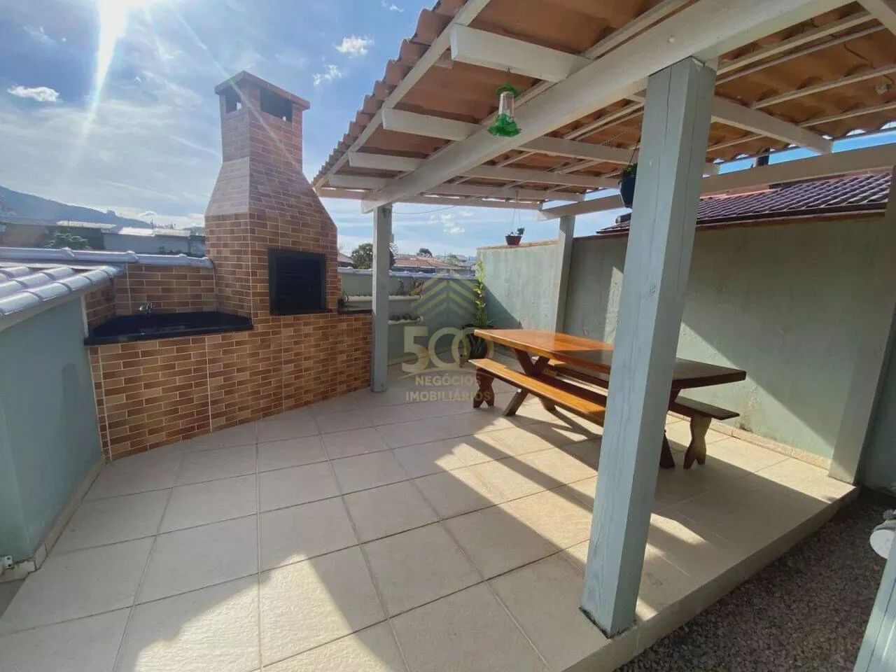 DU/ Casa à venda 2 dormitórios no bairro Fundos, com 2 vagas de garagem e sacada com churr