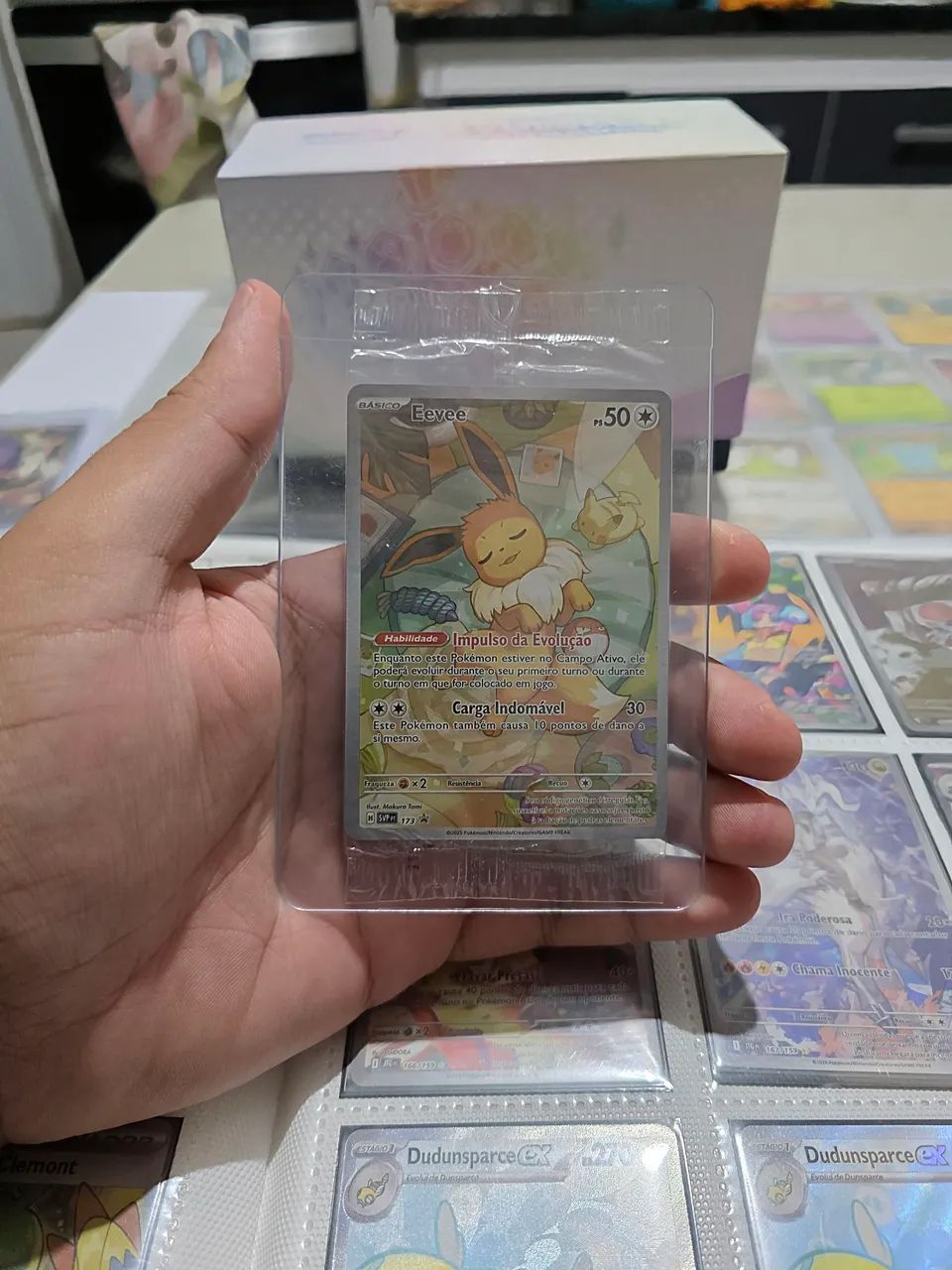 Carta Pokémon Eevee - promo de evoluções prismaticas 