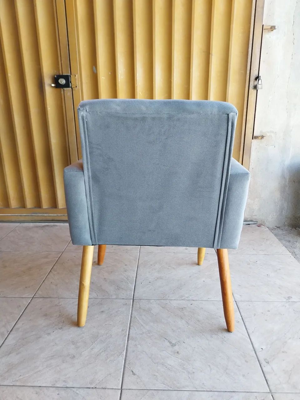 Poltrona pés palito, tecido suede. - Foto 4