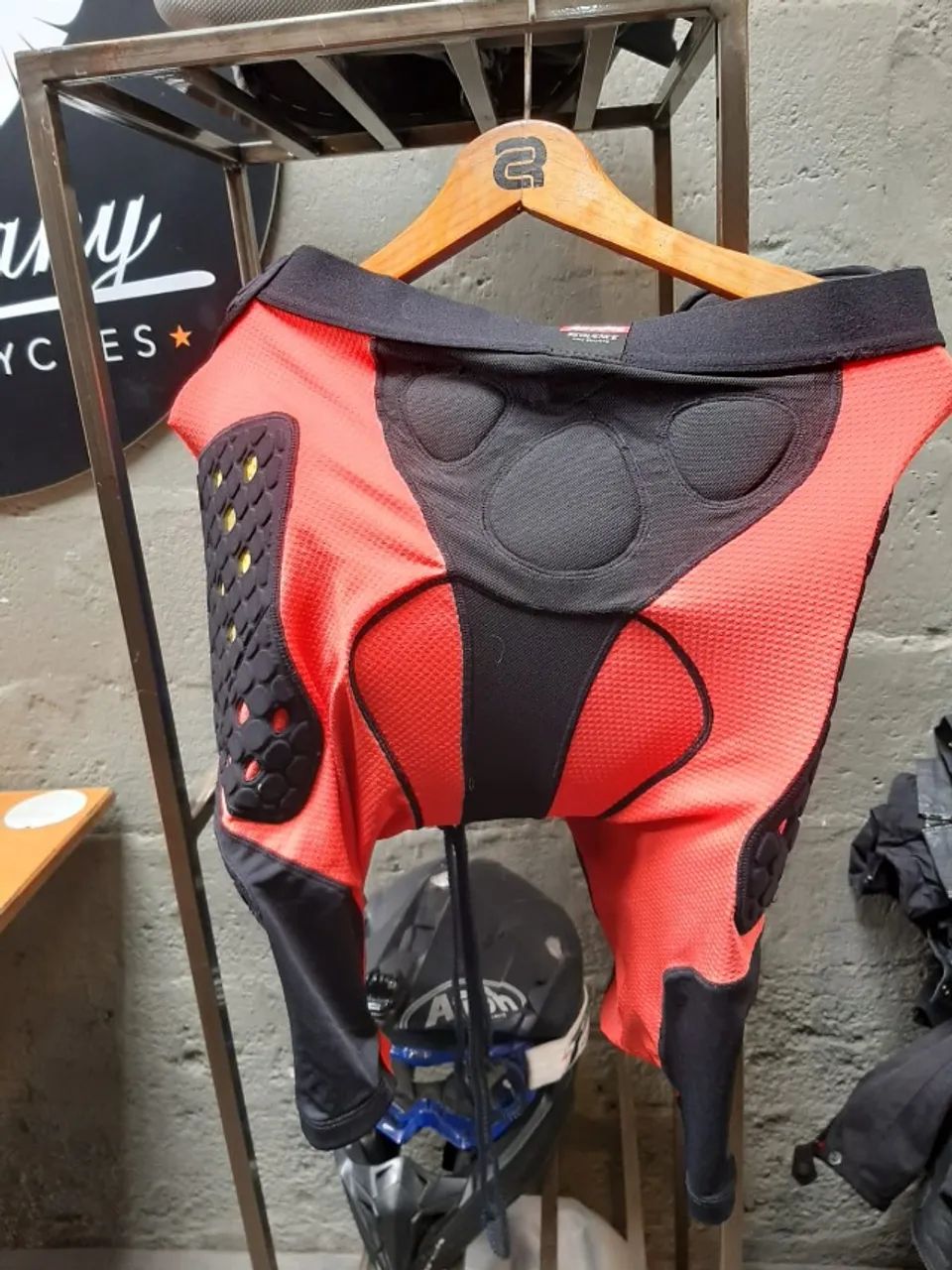 BERMUDA DE PROTEÇÃO ALPINESTARS cor:preta e vermelho sequence pro shorts com pr - Foto 2