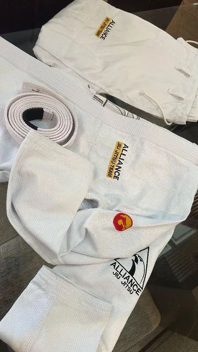 Kimono Jiu Jitsu A1 e faixa infantil Alliance