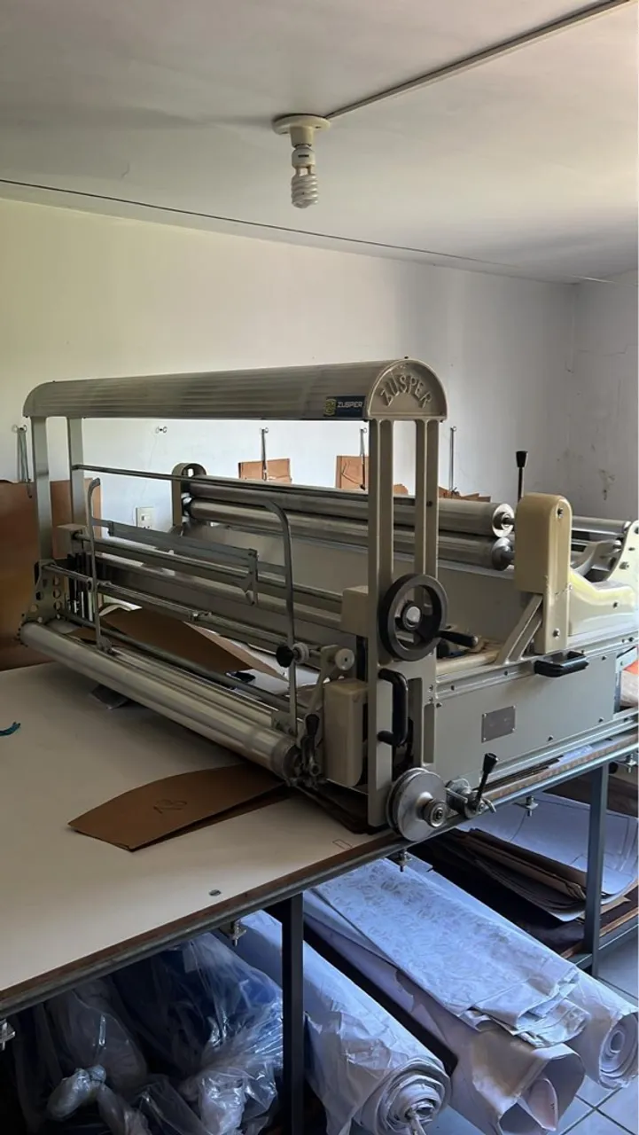 Máquina de Corte para Tecidos ZUSPER - Equipamento Industrial
