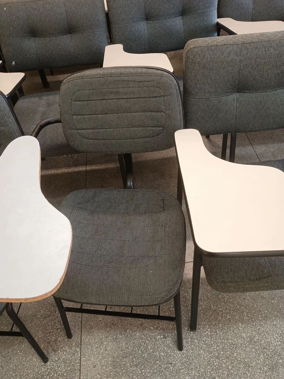 Cadeiras Universitárias com Prancheta - Foto 4