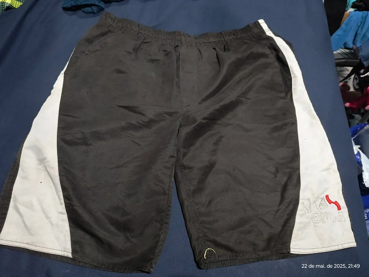 Shorts Preto com Detalhes Brancos e Logo