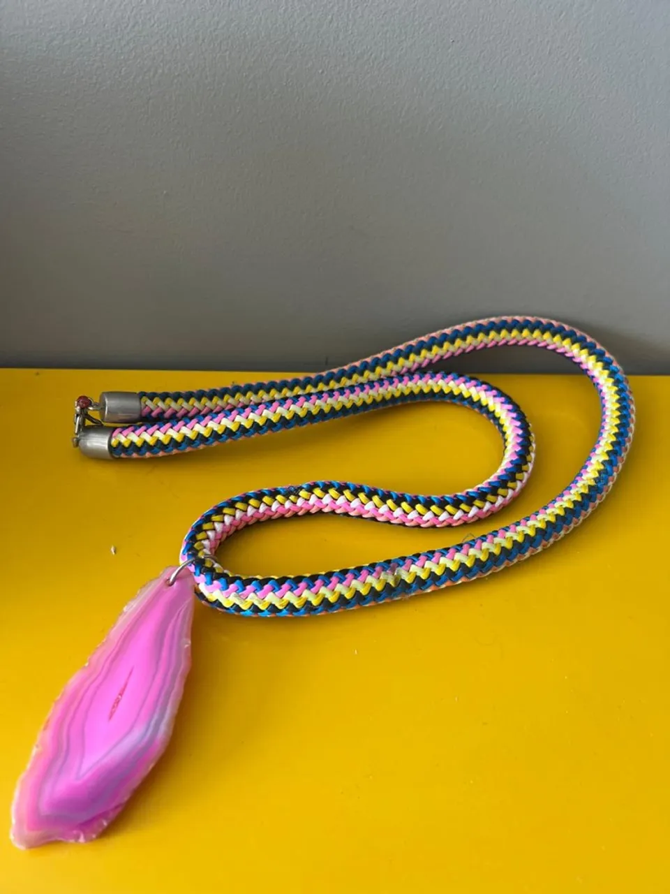 Colar de corda colorido com pingente de pedra farm