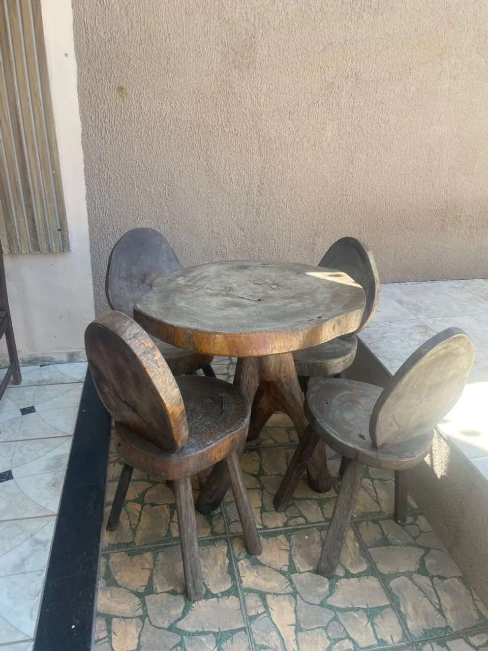 Conjunto de mesa e cadeiras rústicas de madeira pura