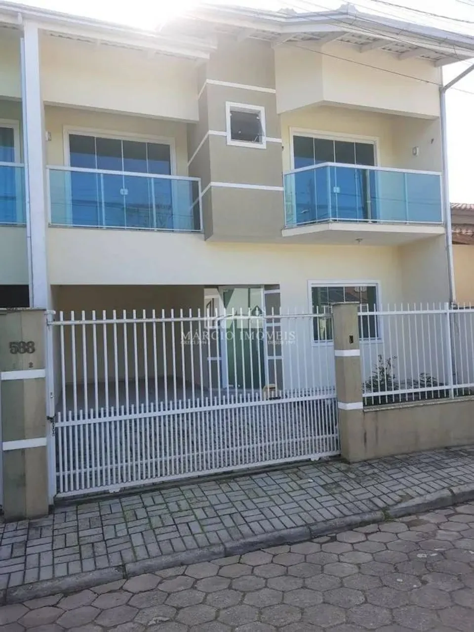 SOBRADO COM LINDO ACABAMENTO PARA LOCAÇÃO ANUAL - Barra Velha - SC