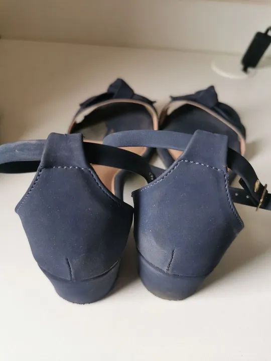 Sandália rasteira azul marinho com laço - Foto 4