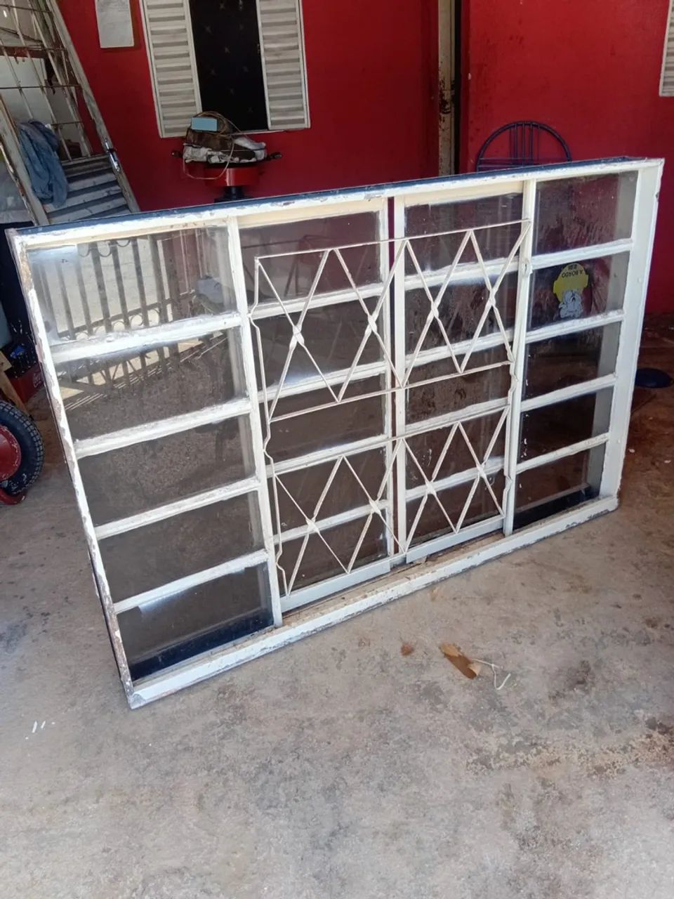 Janela com vidros e grade