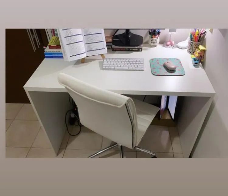 Escrivaninha branca moderna com prateleiras - Foto 2
