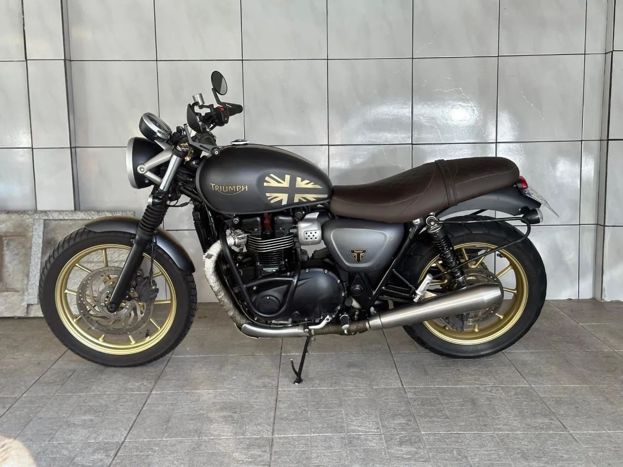 Triumph STREET twin 900cc customizada,com BX KM.