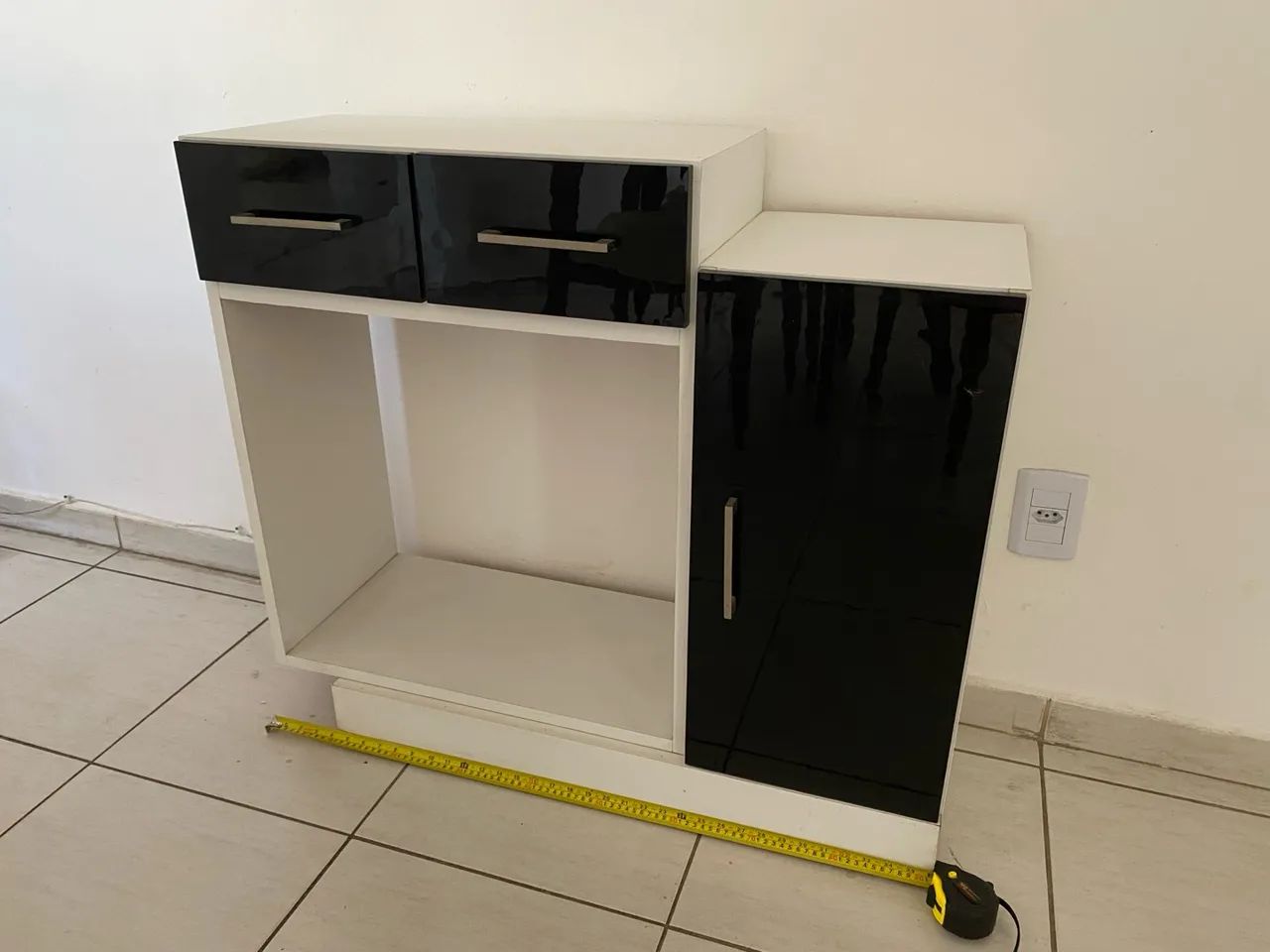 Armário de chão MDF preto e branco com gavetas e porta