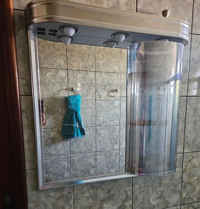 vendo armario com espelho de parede usado com luminaria e tomada  - Foto 2