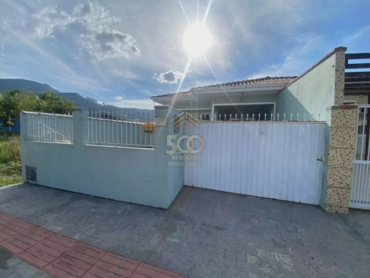DU/ Casa à venda 2 dormitórios no bairro Fundos, com 2 vagas de garagem e sacada com churr