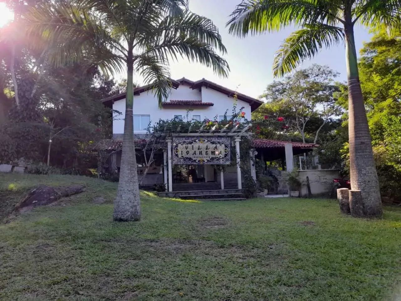 LINDA CASA DUPLEX  DE 800 M², TERRENO DE 10 MIL M², VARANDAS, 5 SUÍTES, 7 BANHS, 50  VAGAS