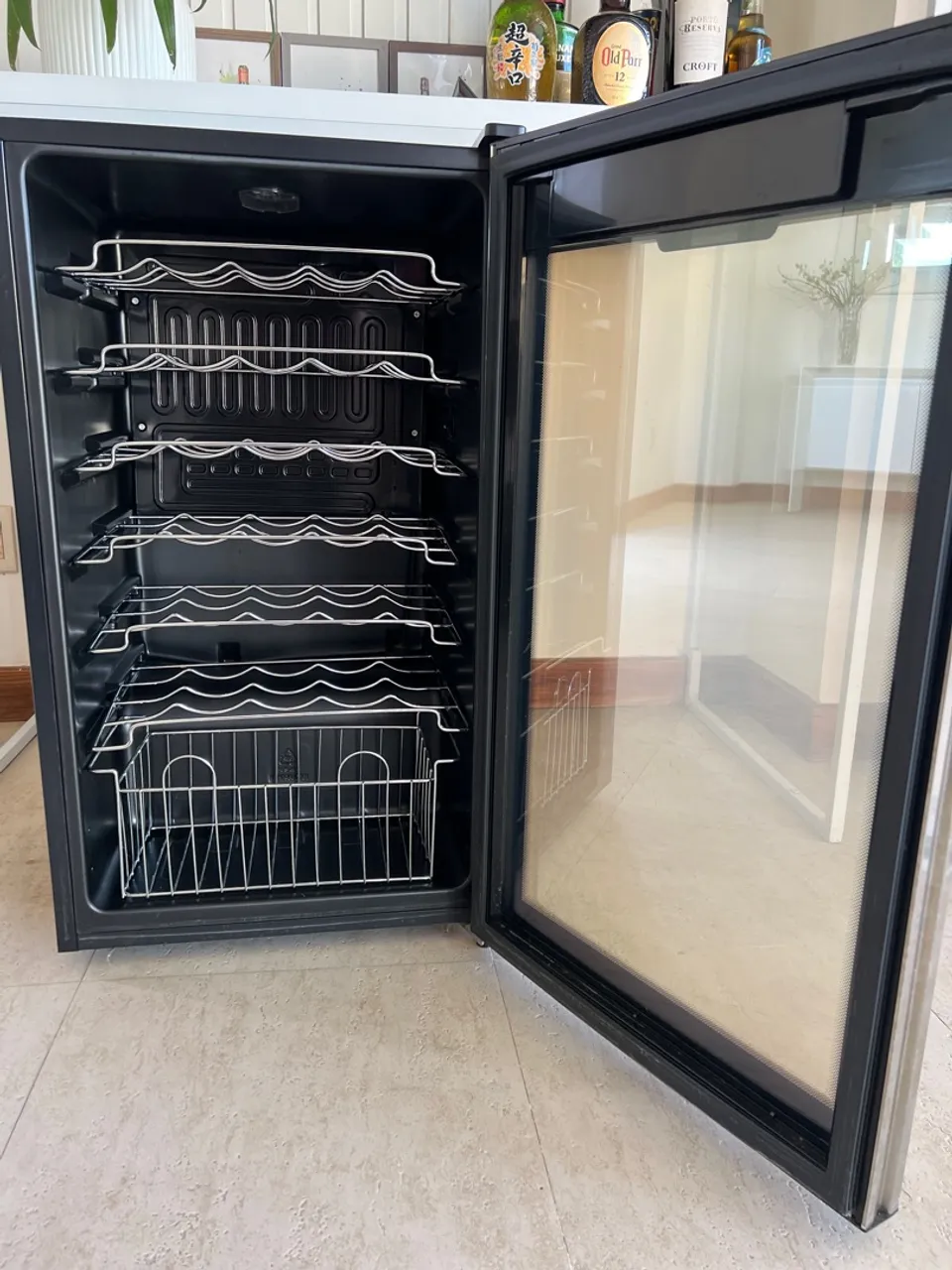 Adega de Vinhos Compacta - Perfeita para sua casa!