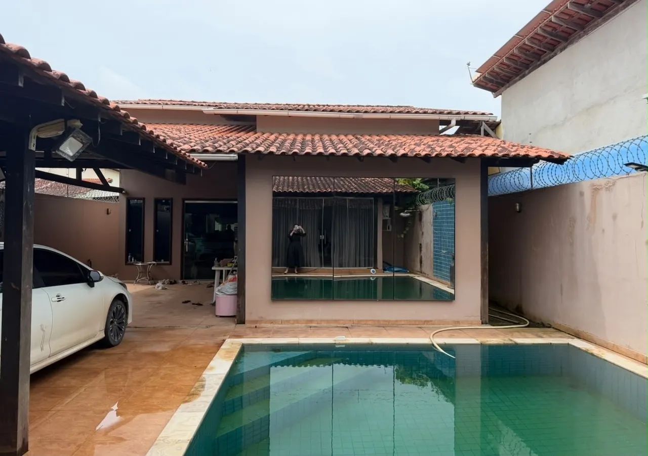 Casa no condomínio Irmãos Platoon 