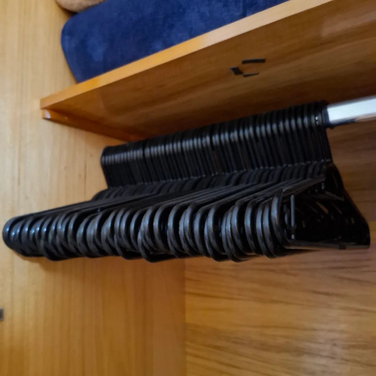 50 Cabides de roupa na cor preta - Foto 4