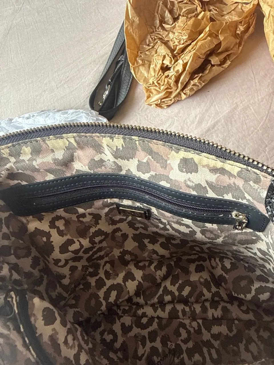 Bolsa  preta com logo marca GUESS - Foto 3