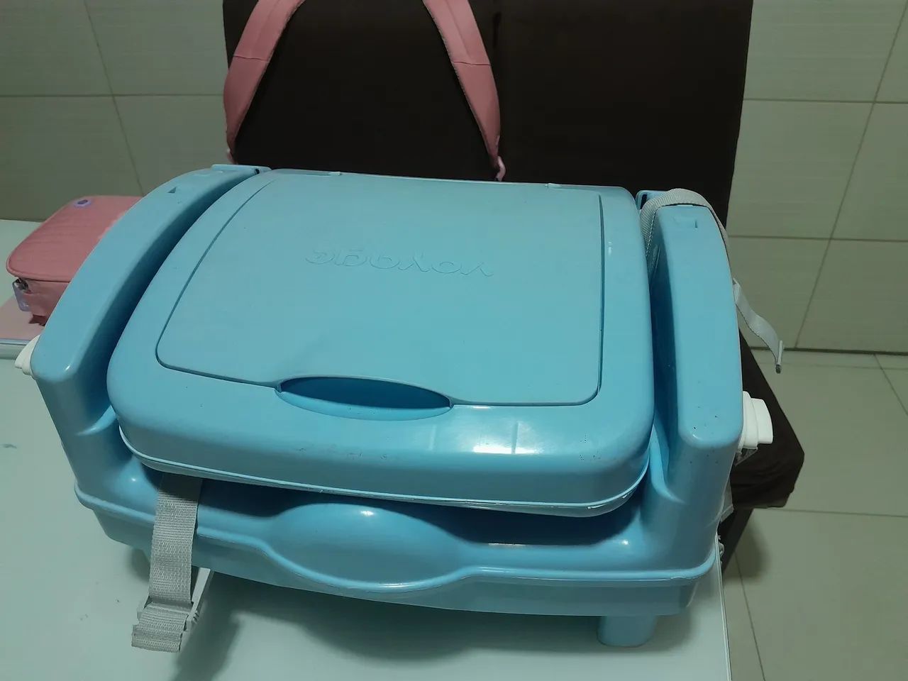 Cadeira de alimentação portátil seminova. Azul e branca. - Foto 6